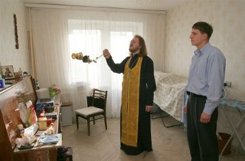 Как священник освящает квартиру?